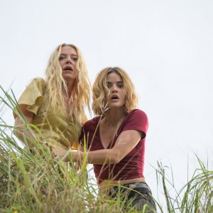 Fantasy Island: Portia Doubleday, Lucy Hale in una scena del film