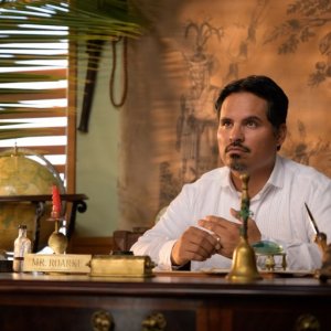 Fantasy Island: Michael Peña in una scena del film
