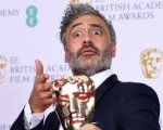 Taika Waititi punzecchia l'Inghilterra ai BAFTA: 'Bello ricevere questo premio per me che vengo dalle colonie'