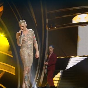 Achille Lauro a Sanremo 2020 durante la prima serata