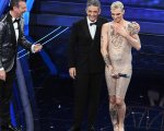 Sanremo 2020: Achille Lauro quasi nudo sul palco