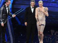 Sanremo 2020: Achille Lauro quasi nudo sul palco