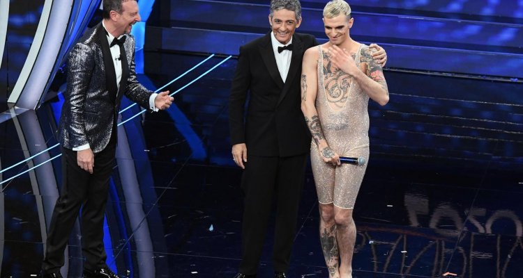 Sanremo 2020: Achille Lauro quasi nudo sul palco ...