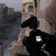 Alla mia piccola Sama: Waad al Kateab in una scena del film