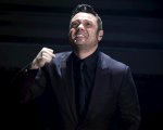 Sanremo 2020, Tiziano Ferro stona durante l'omaggio a Mia Martini: Loredana Bertè lo consola