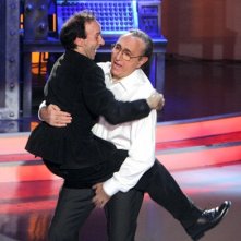 Pippo Baudo prende in braccio Roberto Benigni