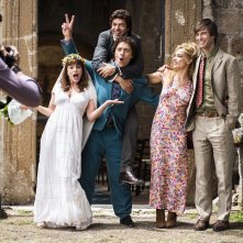 Gli anni più belli: una scena con Pierfrancesco Favino, Kim Rossi Stuart, Claudio Santamaria e Micaela Ramazzoti