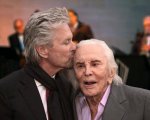 Kirk Douglas: il regista di Ant-Man svela una sua toccante foto alla prova costumi di Michael Douglas