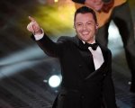 Tiziano Ferro e suo fratello, che somiglianza: il selfie a Sanremo 2020