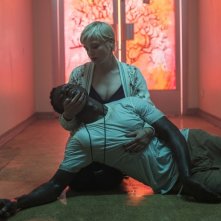 Berlin Alexanderplatz: una scena del film con Welket Bungué, Jella Haase