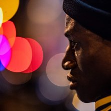 Berlin Alexanderplatz: una scena del film con Welket Bungué
