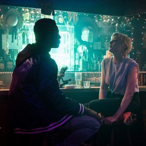 Berlin Alexanderplatz: Welket Bungué e Jella Haase in  una scena del film