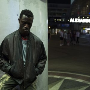 Berlin Alexanderplatz: Welket Bungué in una scena del film
