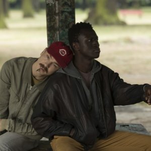 Berlin Alexanderplatz: Welket Bungué, Albrecht Schuch in una scena del film