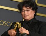 Oscar 2020, Bong Joon-ho si scusa con gli incisori per le troppe statuette