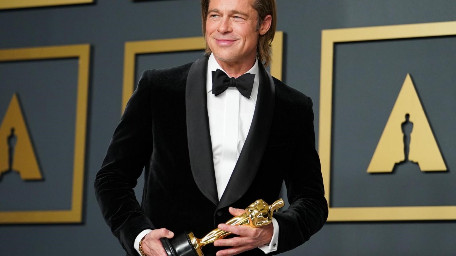 Brad Pitt con il premio Oscar per C'era una volta a... Hollywood