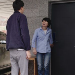 The Woman Who Ran: Eun-mi Lee, Suk-ho Shin in una scena del film