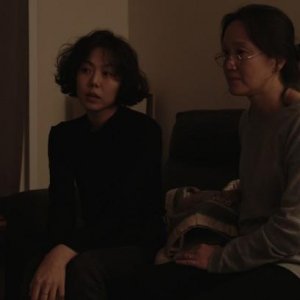 The Woman Who Ran: Min-hee Kim, Young-hwa Seo in una scena del film