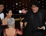 Oscar 2020: Bong Joon-ho guarda teneramente la statuetta ed è subito meme