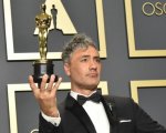 Oscar 2020, Taika Waititi nasconde la statuetta sotto la poltroncina (VIDEO)