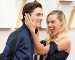 Oscar 2020, Timothée Chalamet e Margot Robbie: un divertene photobomb sul red carpet