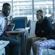 L'uomo invisibile: Aldis Hodge, Storm Reid e Elisabeth Moss in una scena