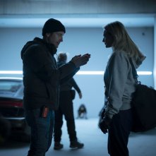 L'uomo invisibile: Elisabeth Moss con Leigh Whannell sul set