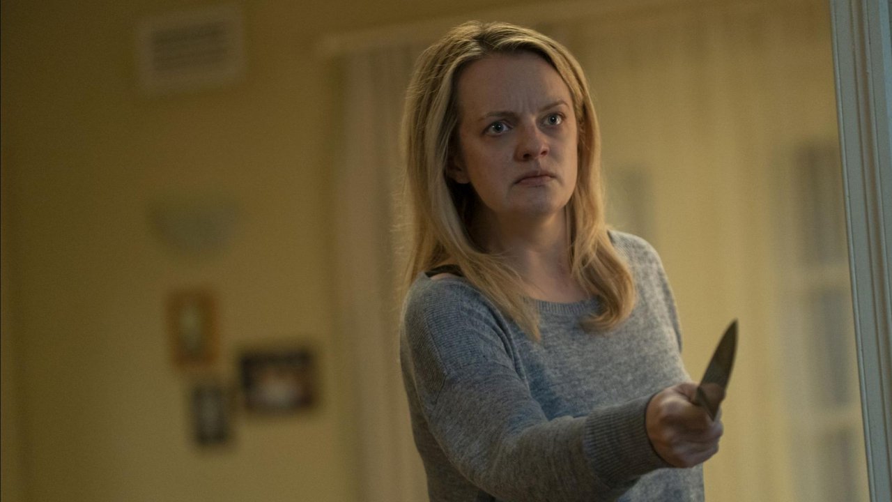 Elisabeth Moss stringe un coltello ne L'uomo invisibile