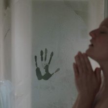 L'uomo invisibile: Elisabeth Moss in una sequenza del film