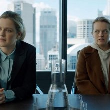 L'uomo invisibile: Elisabeth Moss con Harriet Dyer in una scena