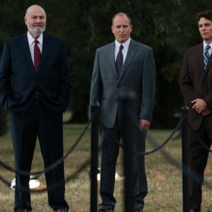 Attacco alla verità - Shock and Awe: una scena con Tommt Lee Jones, Woody Harrelson e James Marsden
