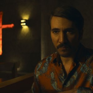 Narcos: Mexico - Alberto Ammann in una scena della seconda stagione