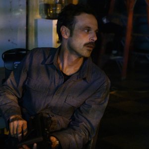 Narcos: Mexico - Scoot McNairy in una scena della seconda stagione
