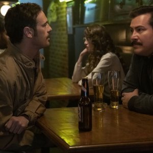 Narcos: Mexico - Scoot McNairy, Julio Cesar Cedillo in una scena della seconda stagione