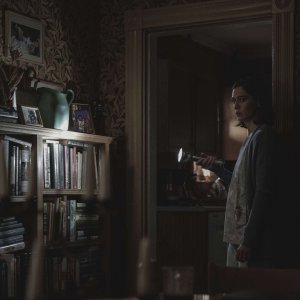 Castle Rock 2: Lizzy Caplan in una scena della serie