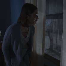 Castle Rock 2: Lizzy Caplan in una scena