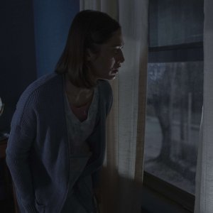 Castle Rock 2: Lizzy Caplan in una scena