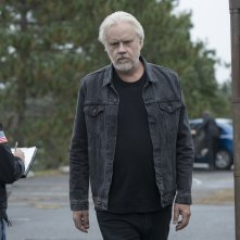 Castle Rock 2: Tim Robbins in una scena della serie