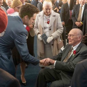 Era mio figlio: Christopher Plummer e Sebastian Stan in una scena del film