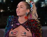 Miley Cyrus: un capezzolo spunta dal top traditore, ma lei ci scherza su (FOTO)