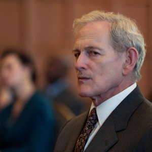 Cattive acque: Victor Garber in una scena del film