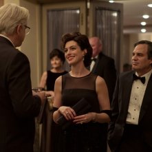 Cattive acque: Anne Hathaway e Mark Ruffalo in una scena del film