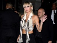 Miley Cyrus: su Instagram, la sua foto a seno scoperto sfida la censura