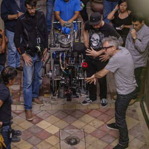Roma: La genesi del film - Alfonso Cuaròn durante una scena del documentario