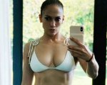 Jennifer Lopez, troppo sexy per Instagram: la foto in costume fa impazzire i fan