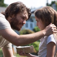 Freaks: Emile Hirsch e Lexy Kolker in una scena del film