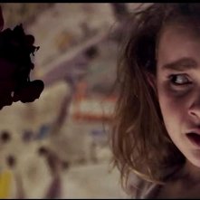 Freaks: Lexy Kolker in una scena del film