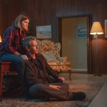 The Outsider: Mare Winningham e Ben Mendelsohn in una scena del secondo episodio della serie