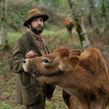 First Cow: John Magaro in una scena del film