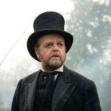 First Cow: Toby Jones in una scena del film